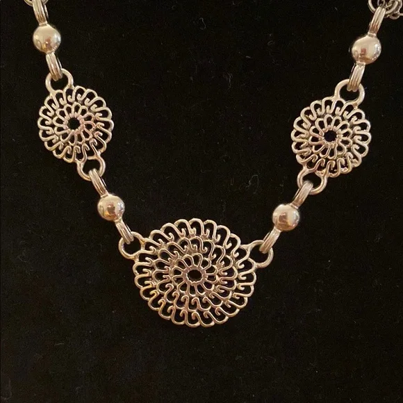 Elegant Silver Floral Necklace - Picture 2 of 3